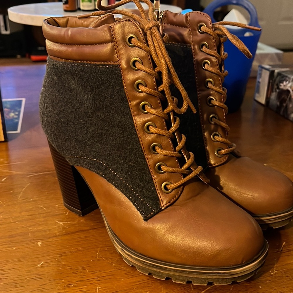 Bamboo Size 8.5 Tan & Denim Booties